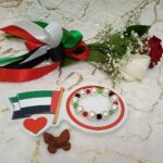 Handgemaakte armband van zwarte, rode en groene kralen met witte grote parels in bijzonder design