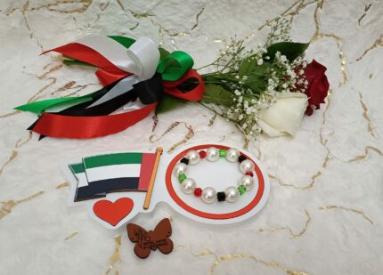 Handgemaakte armband van zwarte, rode en groene kralen met witte grote parels in bijzonder design