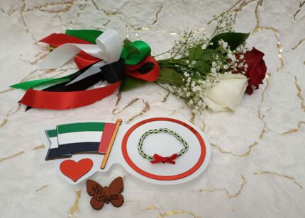 Handgemaakte armband van zwarte, groene en rode kralen met witte parels.