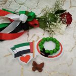 Handgemaakte armband van houten groene kralen en zwart lint.