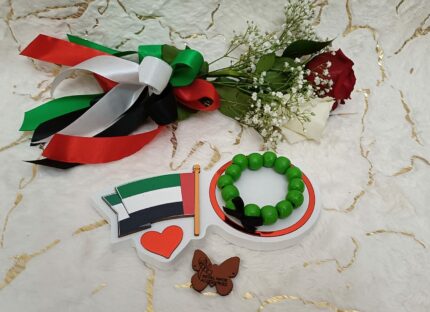 Handgemaakte armband van houten groene kralen en zwart lint.