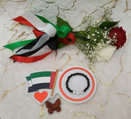 Handgemaakte armband van zwart en geel gekleurde stenen.