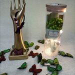 Handgemaakte armband van stenen met rode, witte en zwarte kleuren