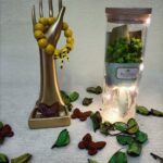 Handgemaakte armband van gele houten kralen en een speciaal ontworpen geel en zwart lint.