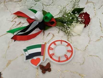 Handgemaakte armband van witte parels en bijzondere rode hartvormige kralen.